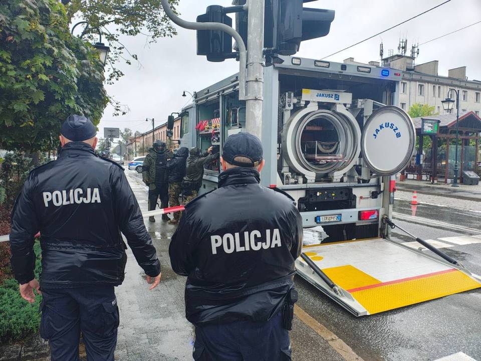 2 godziny grozy w Zgierzu: Plac Kilińskiego ewakuowany! Podejrzana walizka wywołała alarm i interwencję saperów [Wideo, foto]