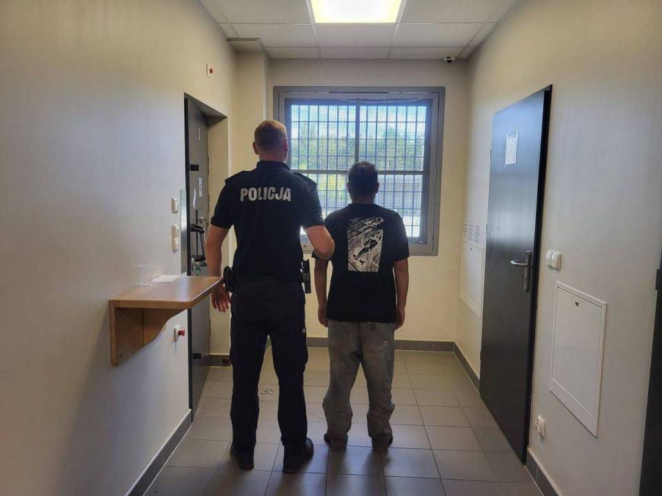 Nielegalni imigranci w bagażniku luksusowego auta - zatrzymanie na A2