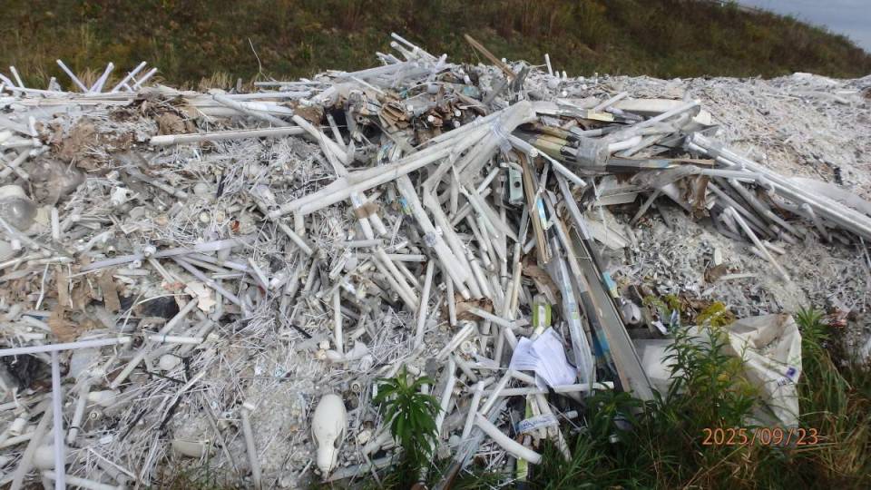 Niebezpieczny skład przy autostradzie! Ktoś porzucił górę świetlówek i żarówek, trwa dochodzenie policji i WIOŚ