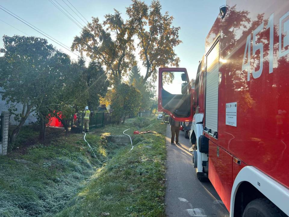 Pożar w Bobrownikach: Ogień wybuchł w kuchni domu jednorodzinnego. Nie żyje 64-latek