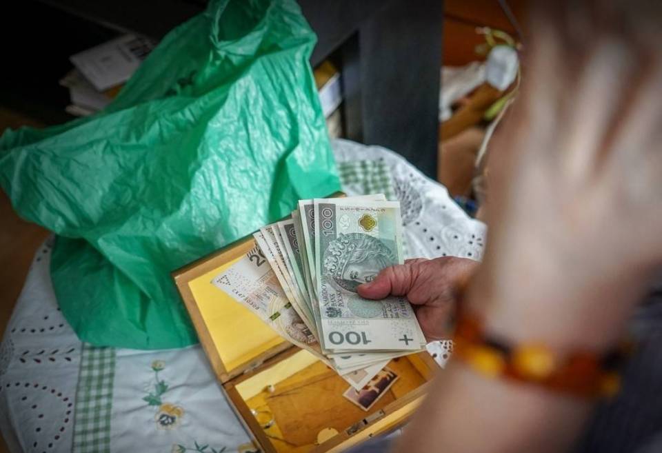 57-latka dała się nabrać na "tajną akcję". Oszuści wyczyścili jej konto z kilkuset tysięcy złotych!